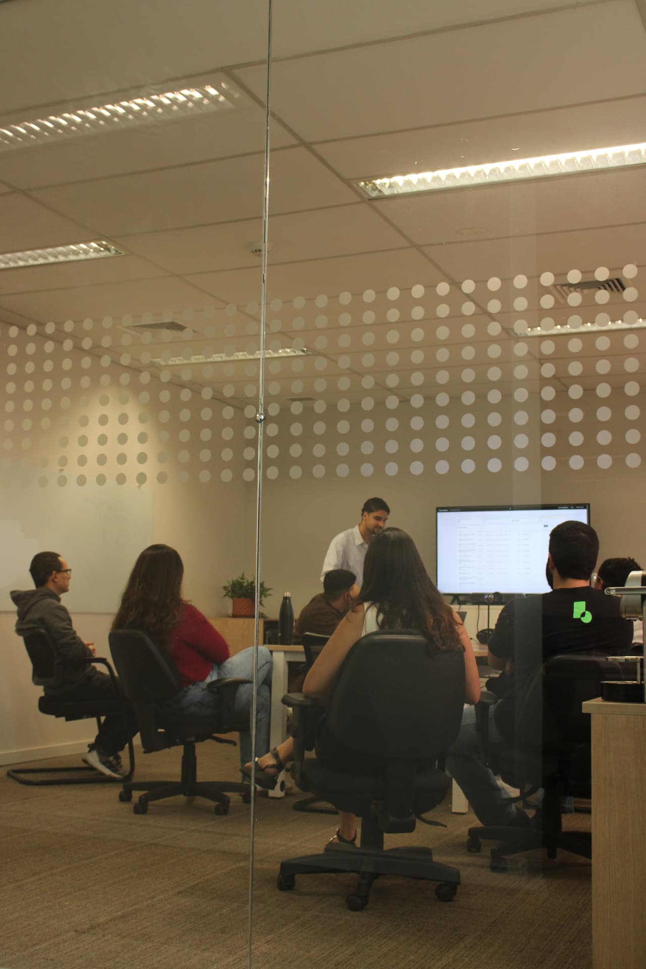 Equipe da InUP reunida presencialmente em sala de reunião